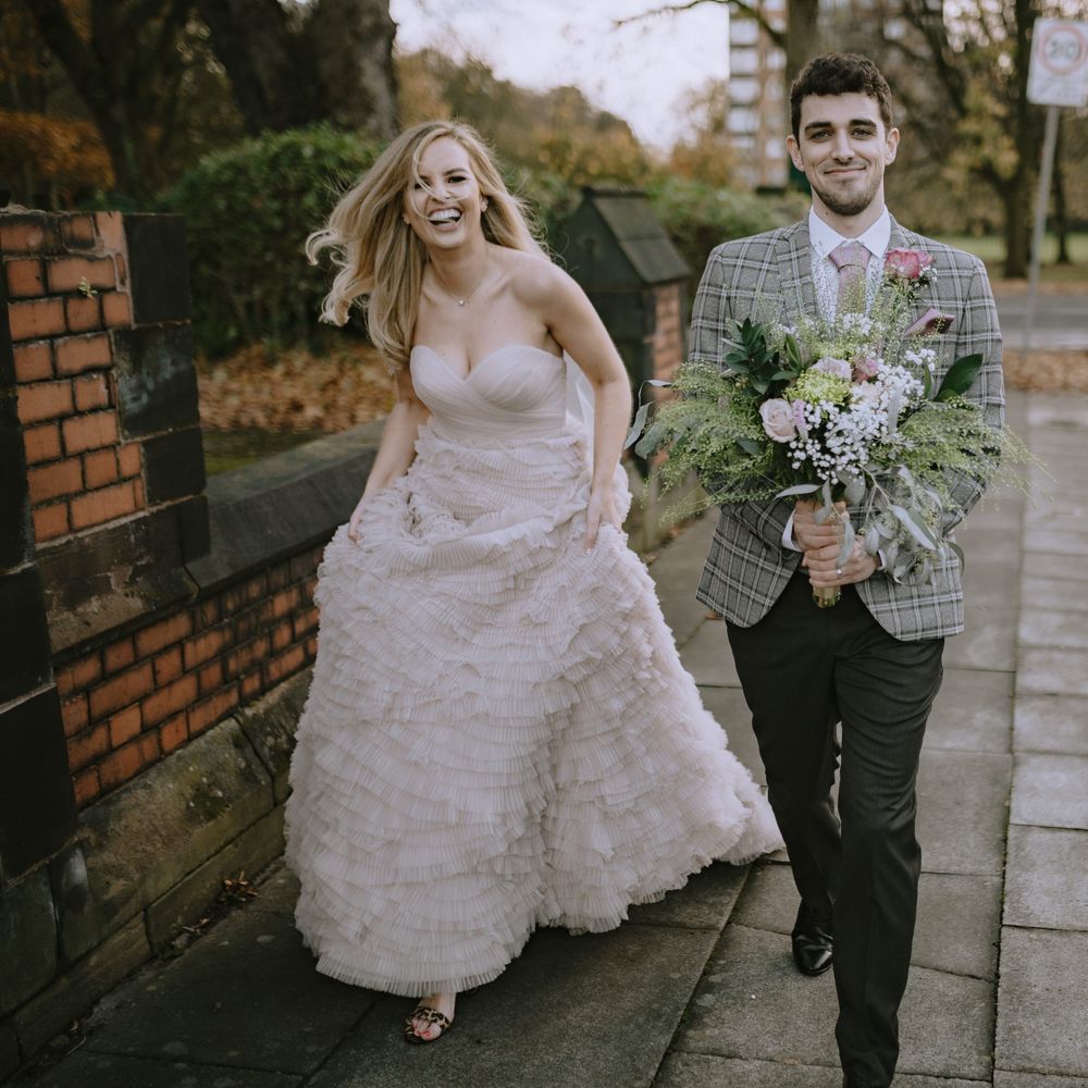 Second hand wedding dress for bride 