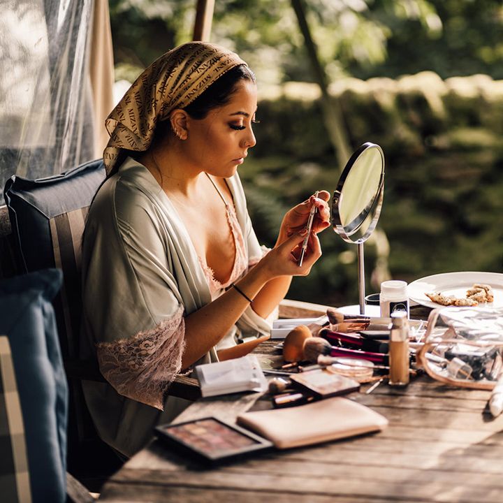 Bride does her makeup on the morning of her wedding day