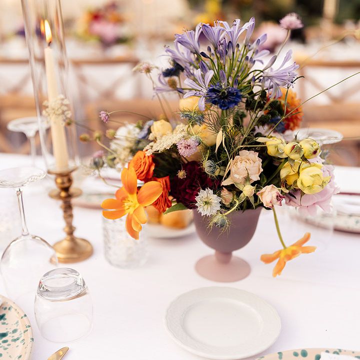 Mini flower arrangements for the table decor in purple and pink vases 