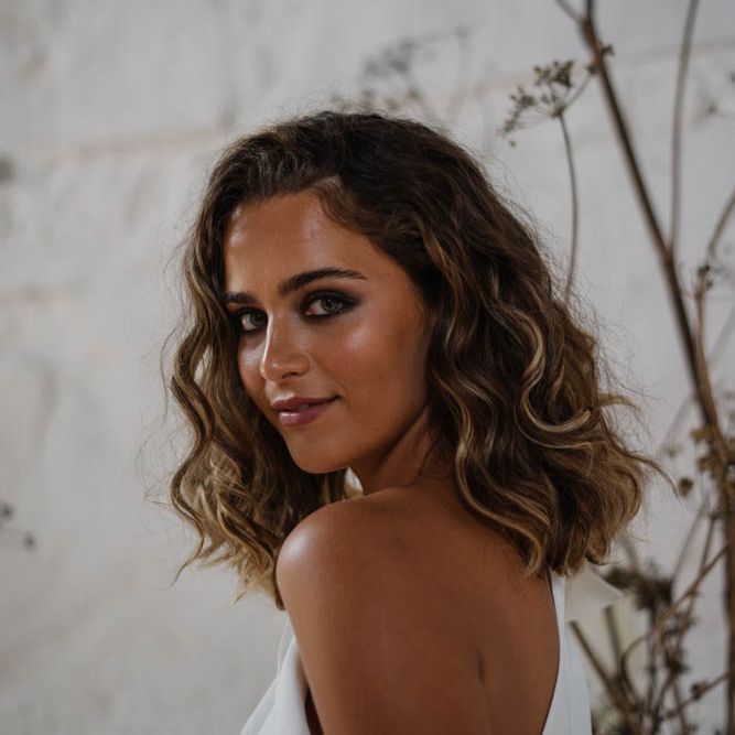 Bride with wavy shoulder length hair and smokey eye makeup 