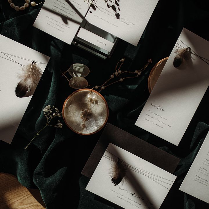 Black and white weding invitation with feathers 