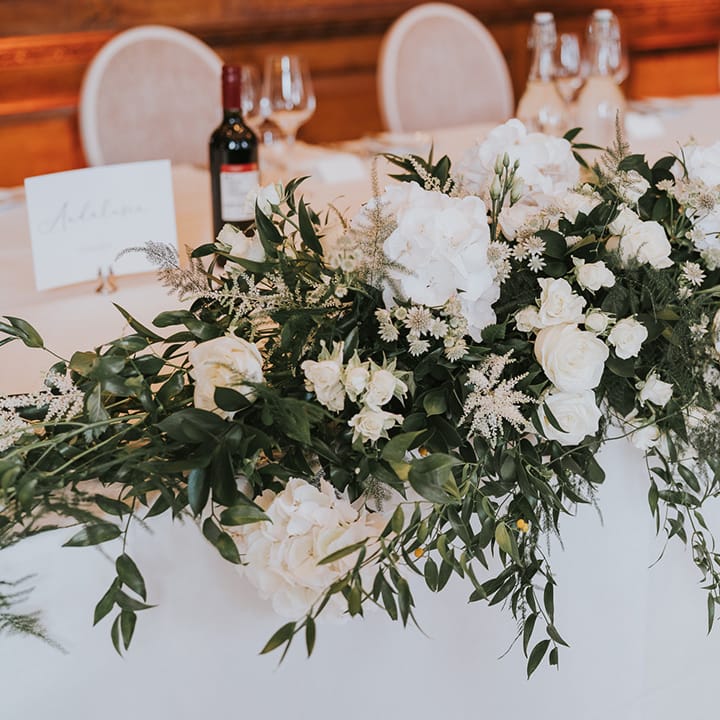 White flowers wedding decoration for the top table 