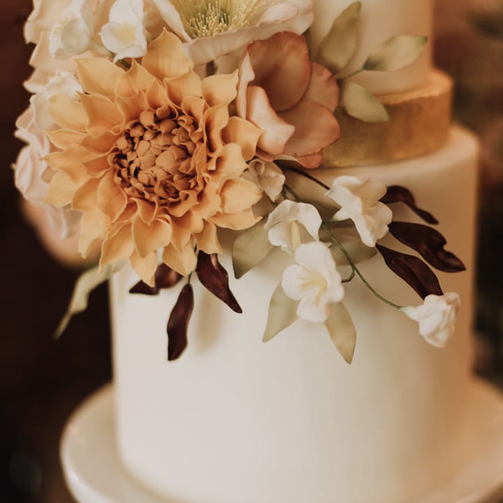 Neutral flower wedding cake details