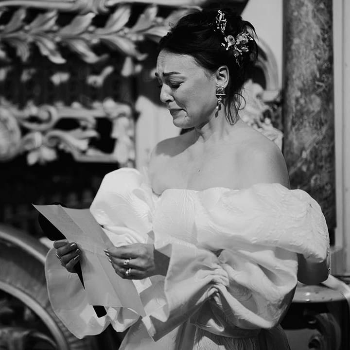 Bride in puff sleeve Jesus Peiro statement wedding dress gets emotional as she reads out her bride speech