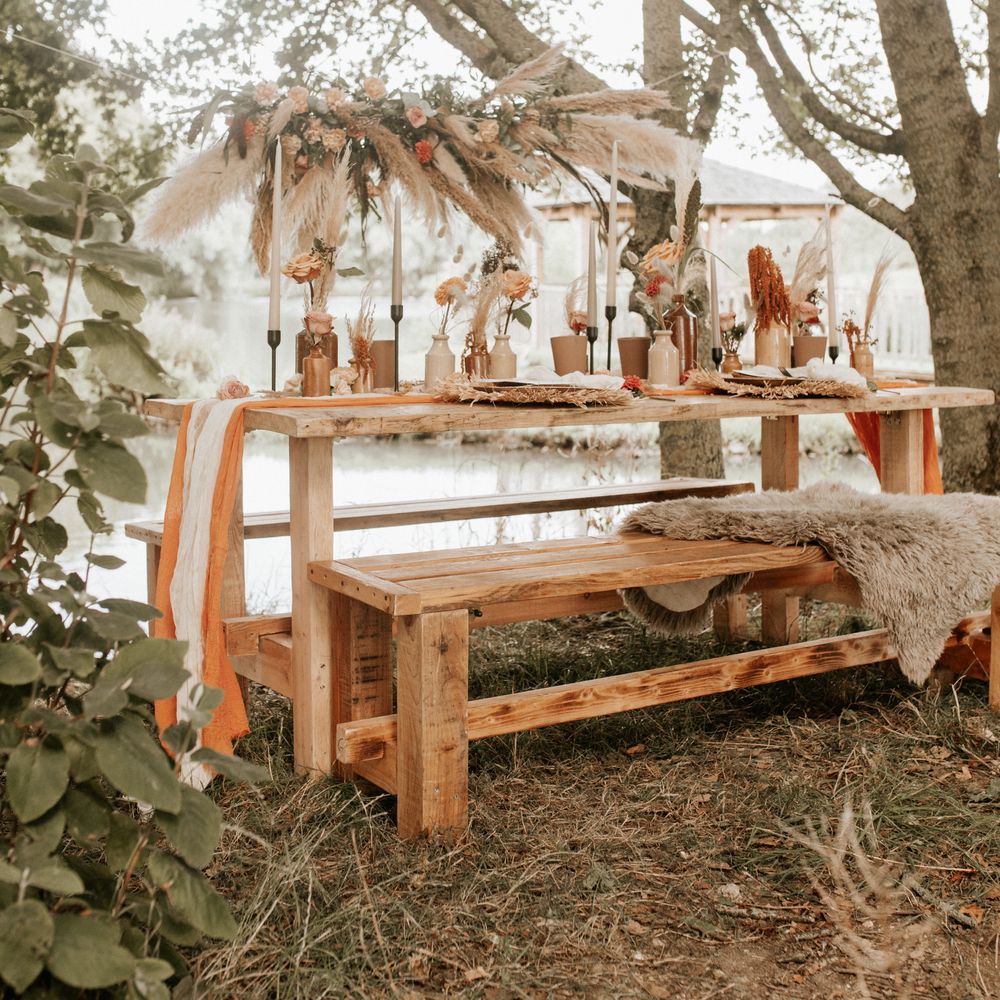 Outdoor wooden table reception with pampas grass 