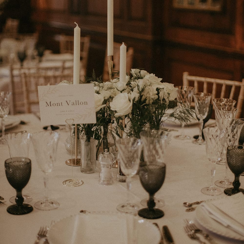 Classic wedding dinner place setting and stationery 