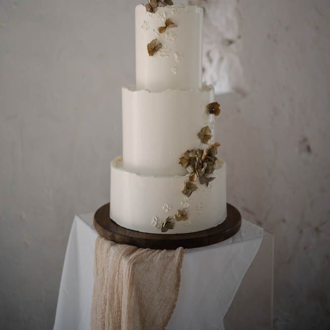 buttercream wedding cake with dried flowers 