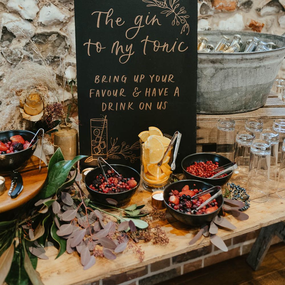 Pimp your gin wedding station for the wedding favours of small bottles of gin with fruits 