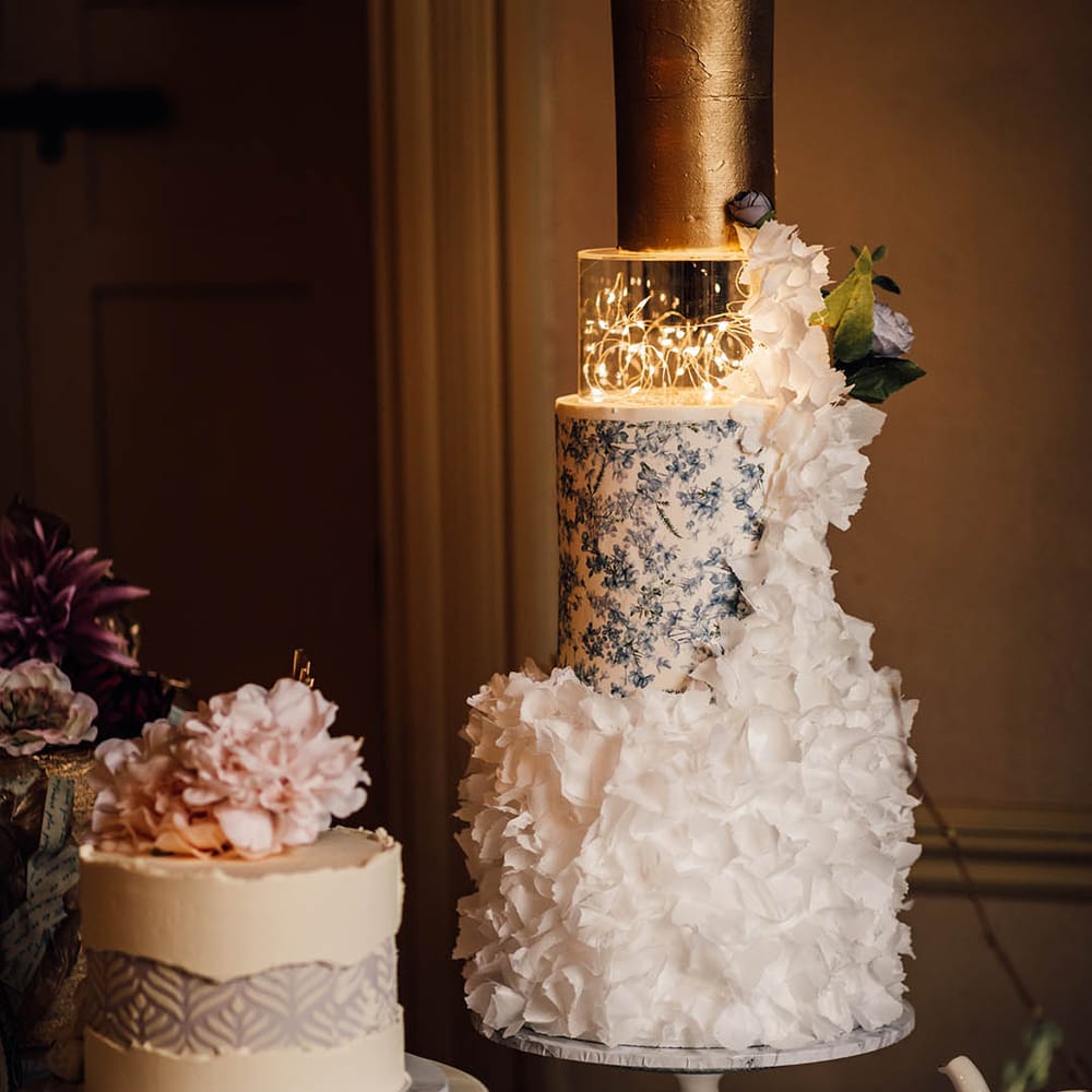 Incredible out of this world wedding cakes with fairy light layer 