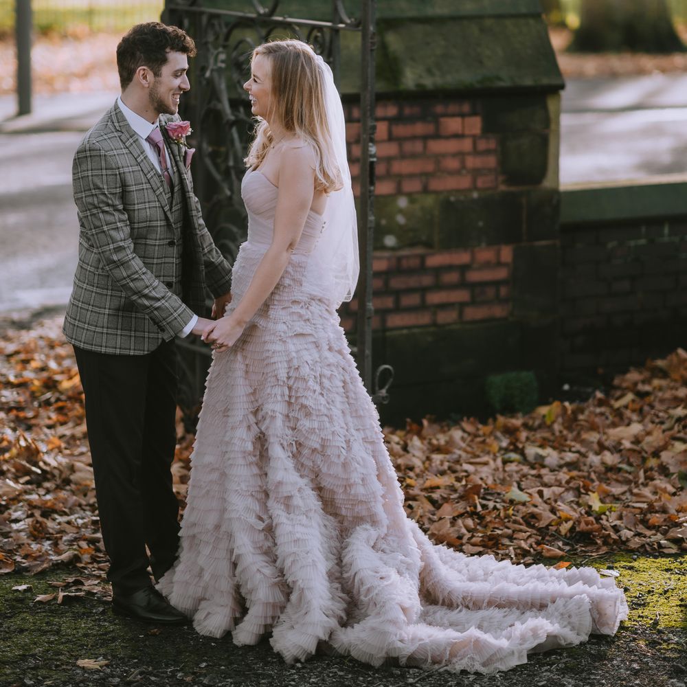 Second hand wedding dress for bride