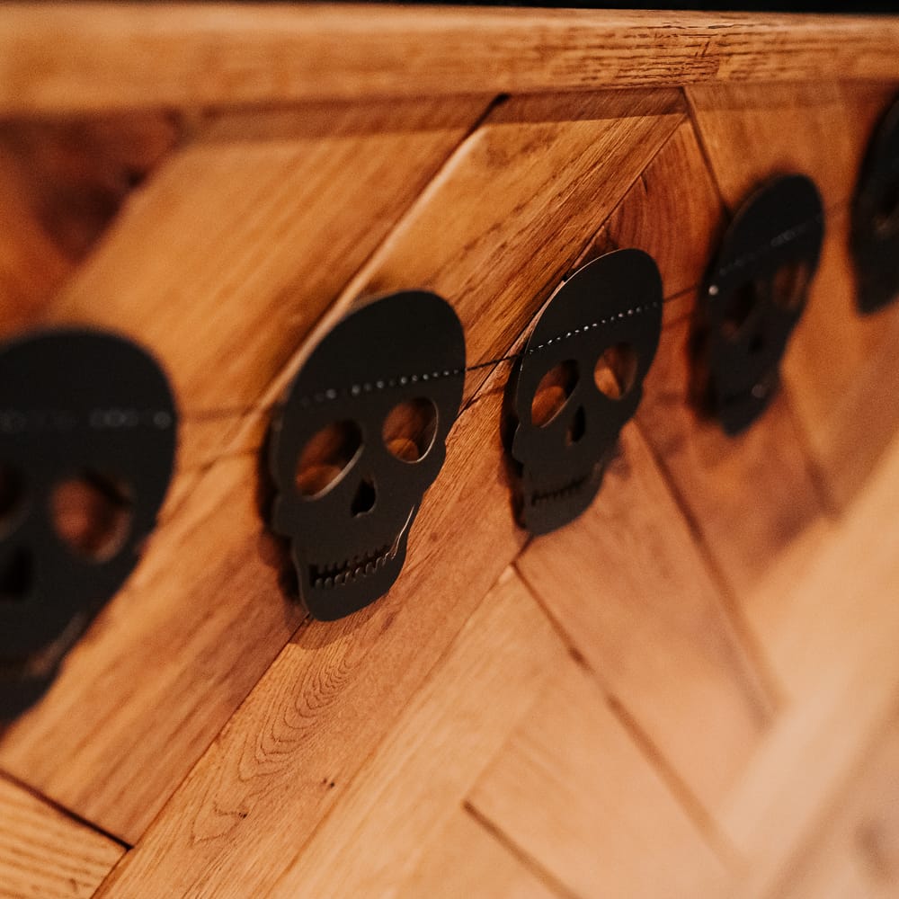 Black skull decoration for gothic styled wedding 