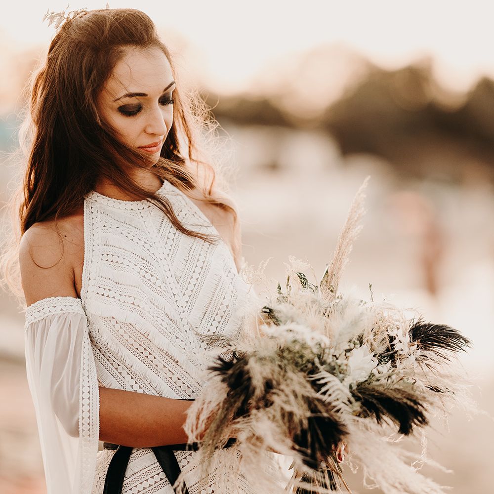 Boho bride with pampas grass bouquet