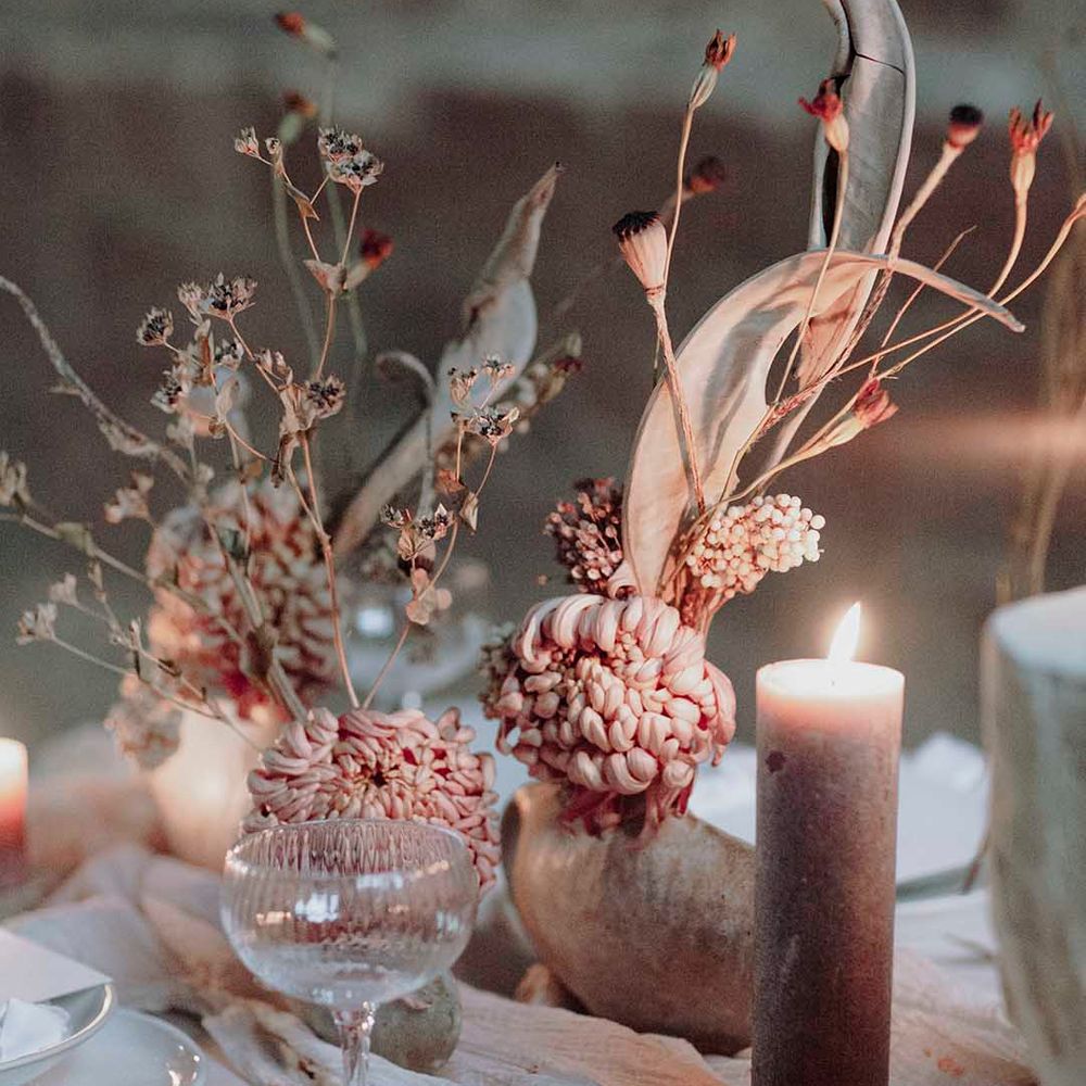 Minimalist wedding table decor with pillar candle and dried flowers 