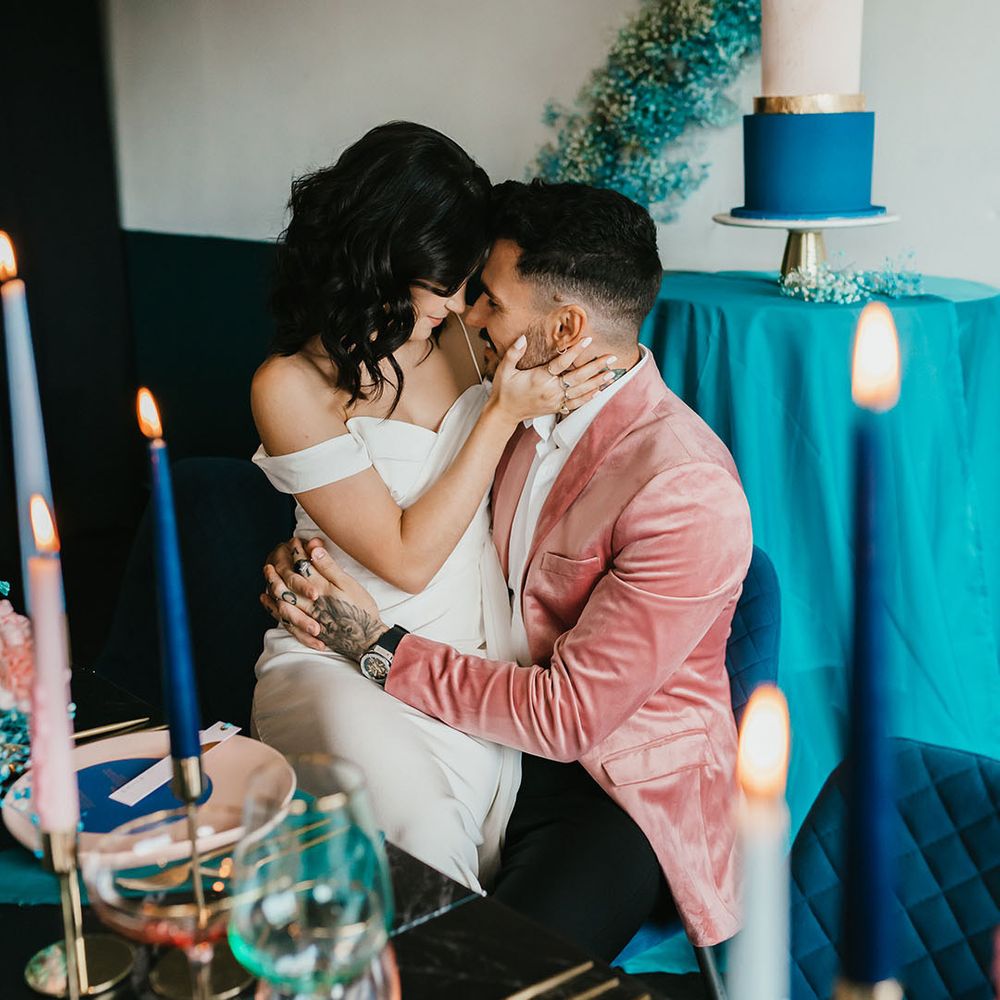 Stylish city wedding with gold, pink and teal wedding decor and fashion 