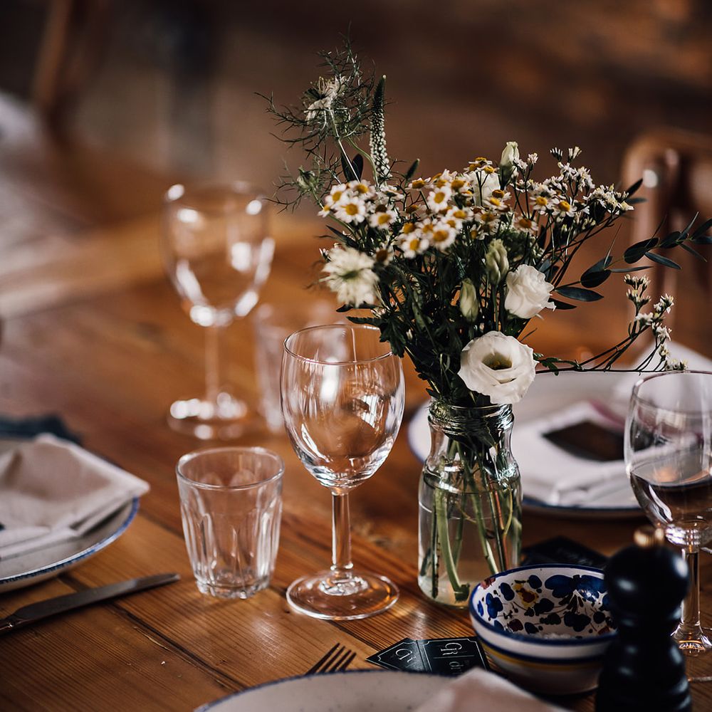 Blue and white plates with a small flower arrangement of white flowers 