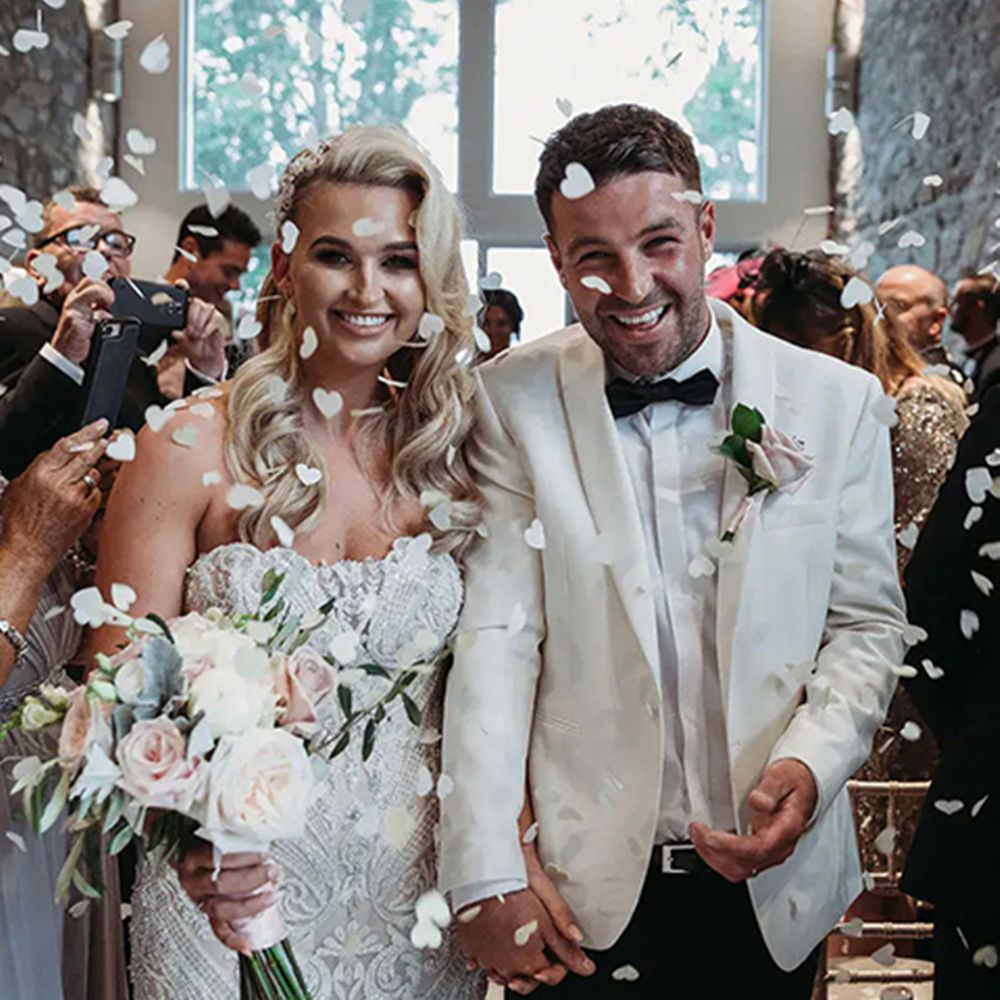 confetti-moment-for-scottish-couple