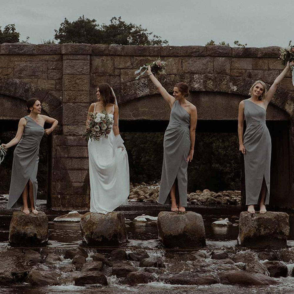 bridal-party-in-green-bridesmaid-dresses-at-scottish-wedding