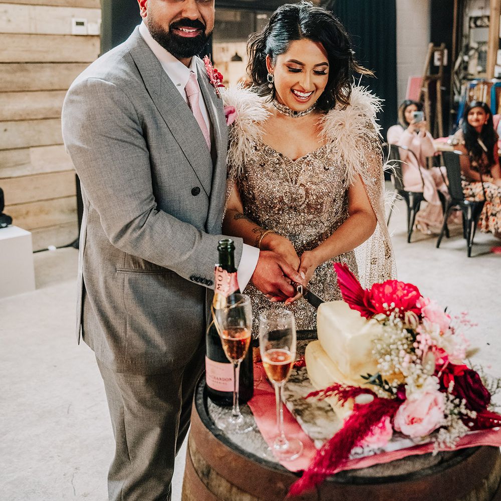 bride-and-groom-cut-their-wedding-cake