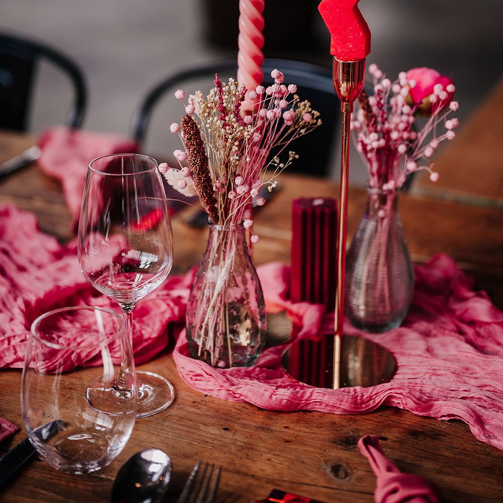 bud-vases-with-pink-candles-and-table-runner