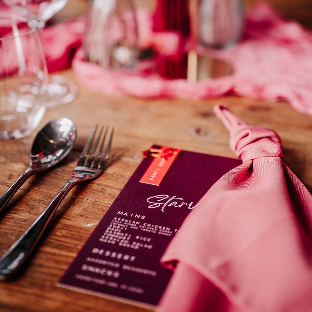 wedding-place-setting-with-pink-decorations