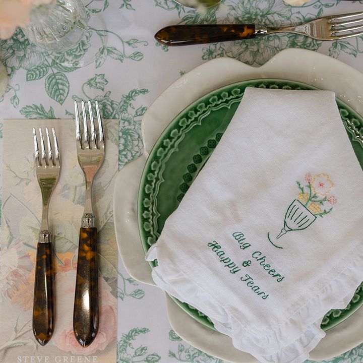 embroidered-wedding-napkin-on-green-and-white-wedding-table-setting