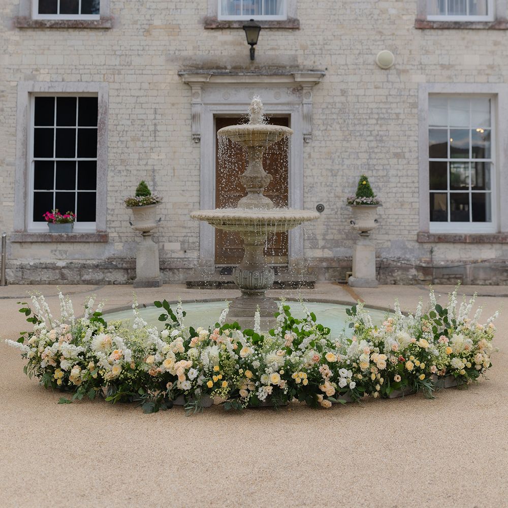froyle-park-country-house-wedding-with-yellow-wedding-flowers