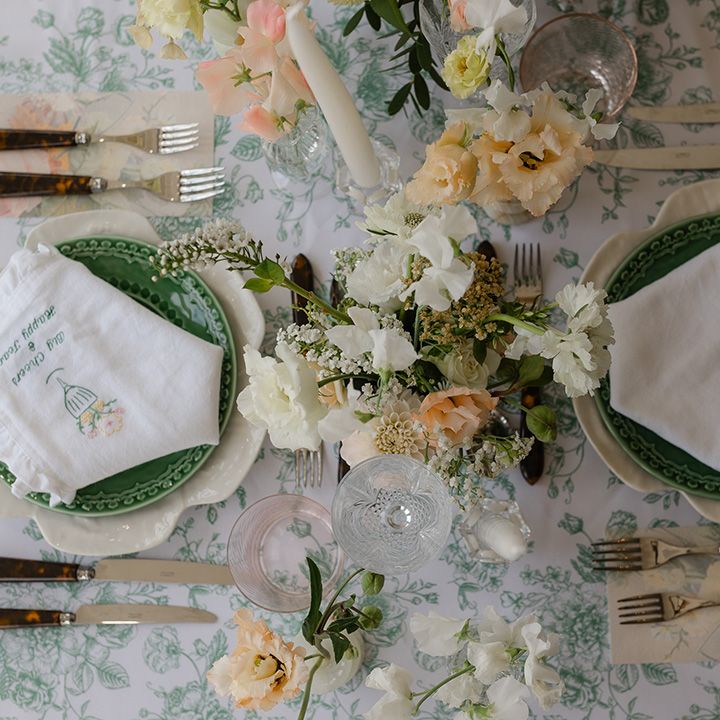green-and-white-wedding-table-setting-with-floral-wedding-tablecloth.