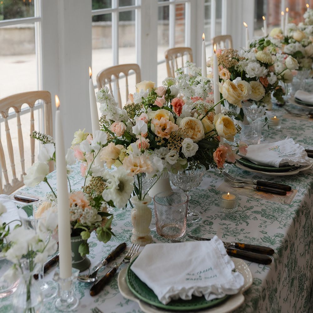yellow-and-white-wedding-flowers-decorating-wedding-table-with-floral-tablecloth
