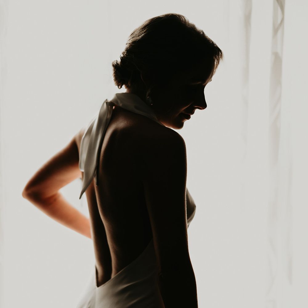 bride-in-satin-wedding-dress-for-city-wedding