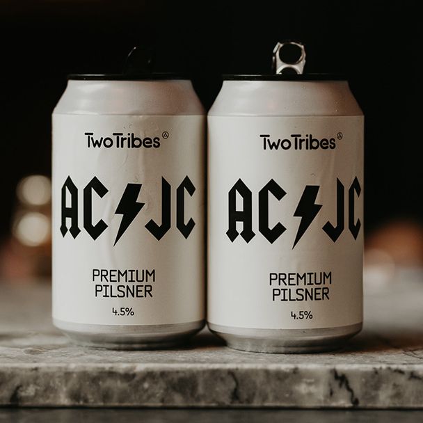 personalised-cans-of-drinks-at-wedding