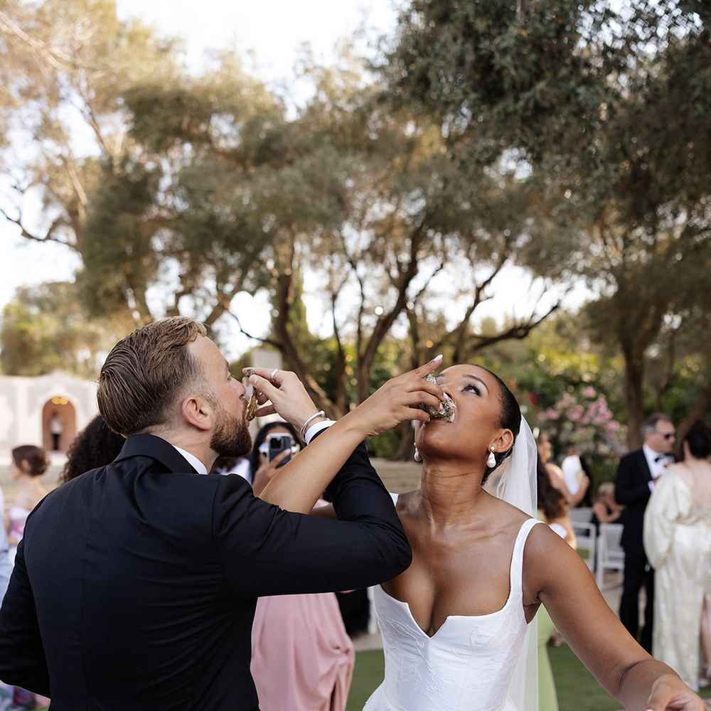 bride-and-groom-eat-oysters
