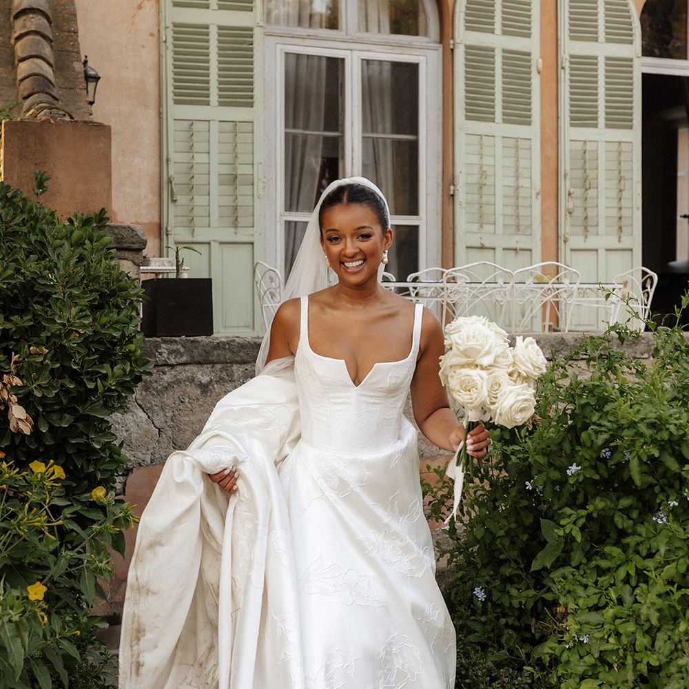 suzanne-neville-wedding-dress-and-white-rose-bouquet