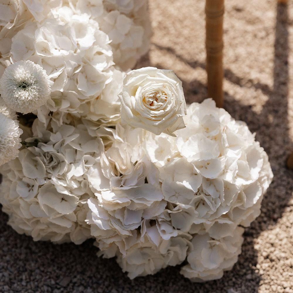 white-hydrangeas-aisle-decorations