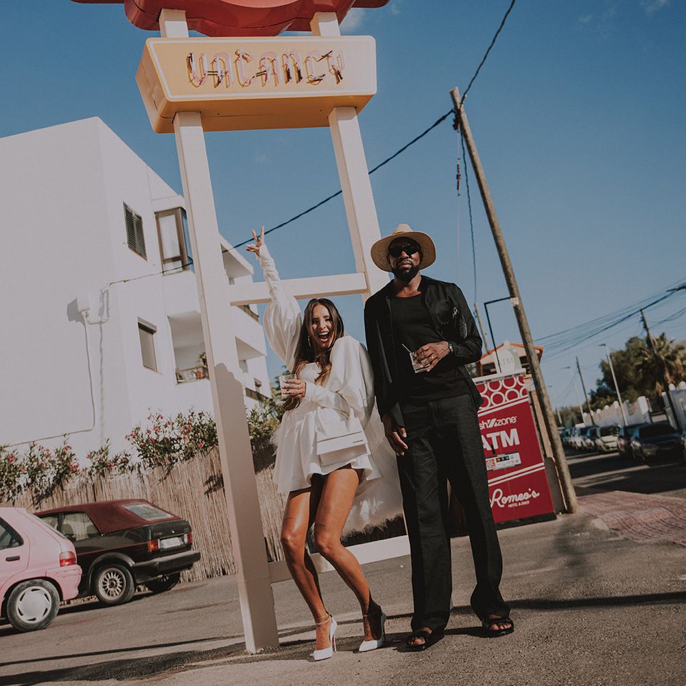 bride-and-groom-at-retro-style-diner