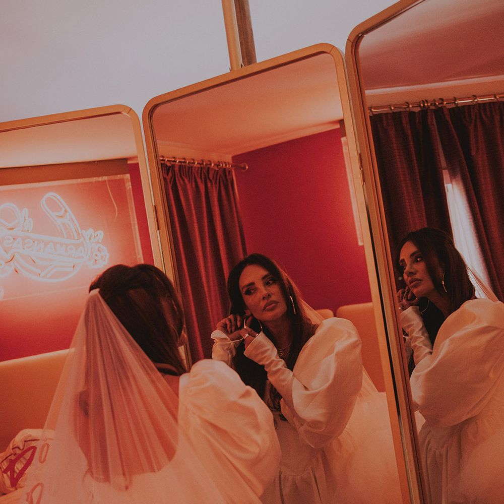 bride-putting-in-earrings-to-get-ready