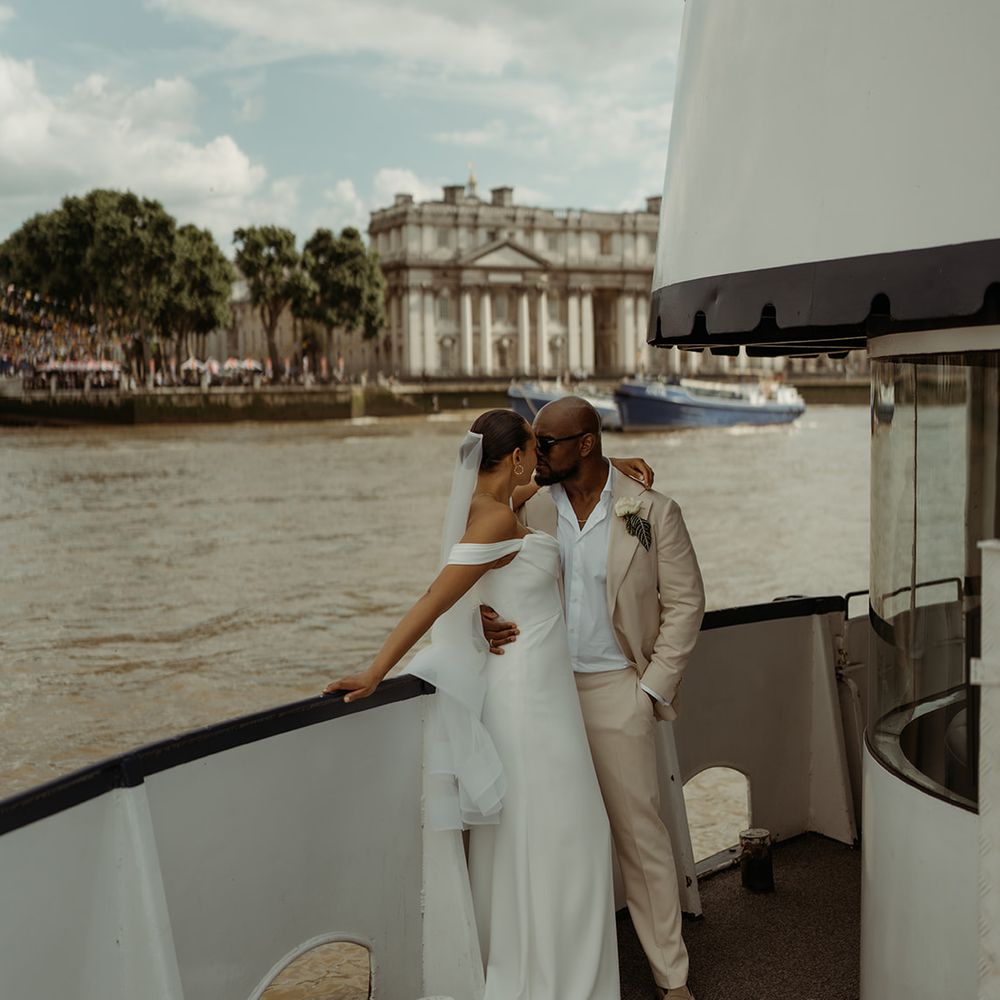 boat-cocktail-hour-reception-along-the-thames