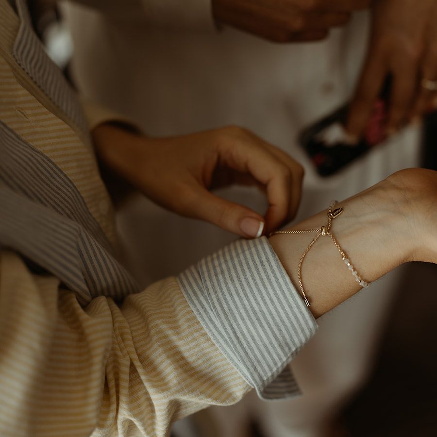 bridesmaid-wearing-delicate-gold-bracelet