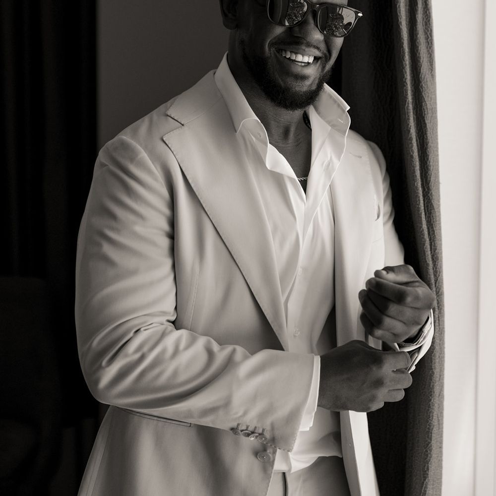 groom-wearing-sunglasses-and-cream-wedding-suit
