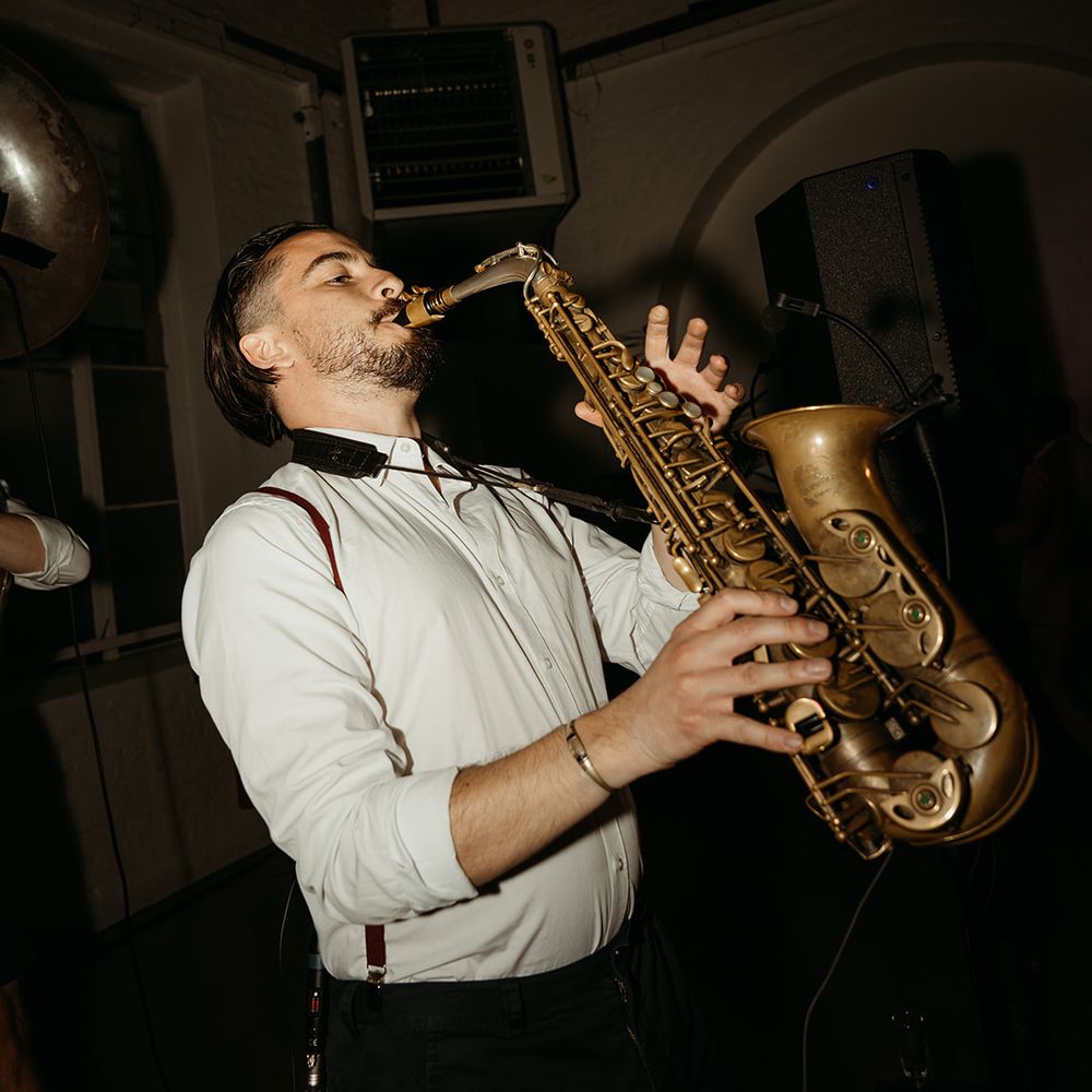 saxophone-player-for-wedding-entertainment