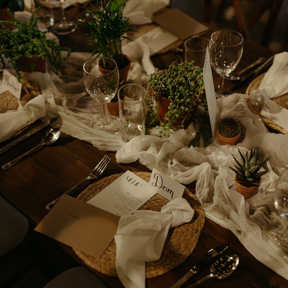 wicker-place-mat-with-greenery-and-foliage-wedding-tablescape