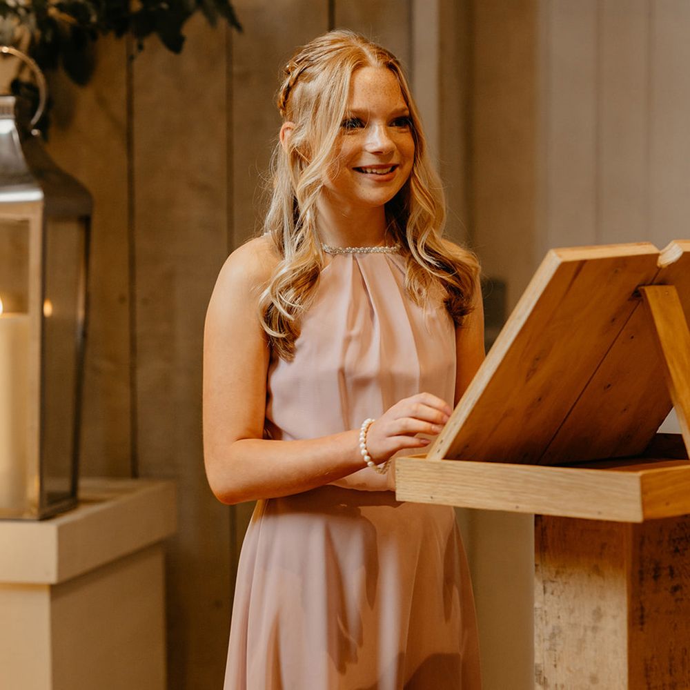 bridemaid-performs-wedding-reading