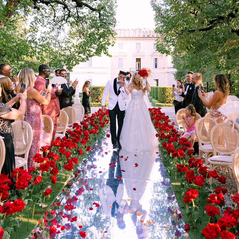 outdoor-ceremony-with-mirrored-wedding-aisle