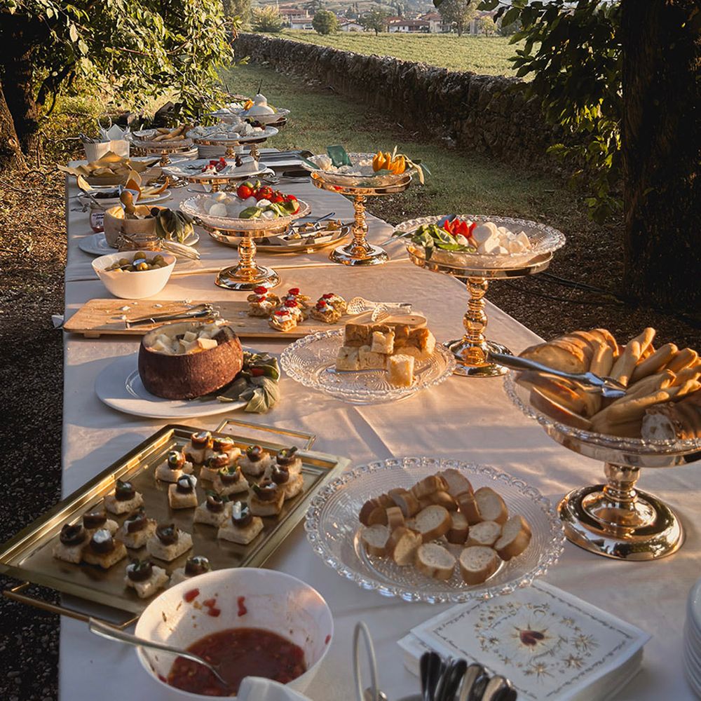 outdoor-wedding-breakfast