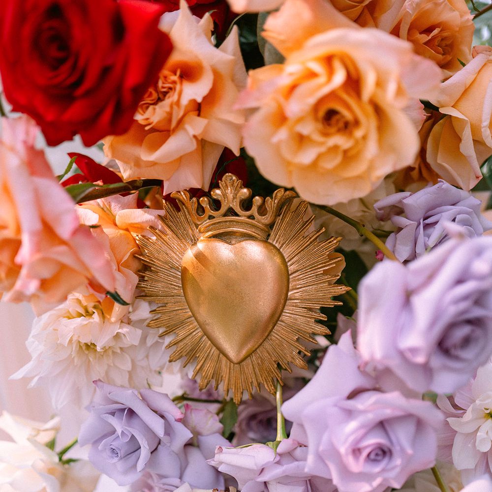 wedding-flower-arrangements-with-gold-heart-decor