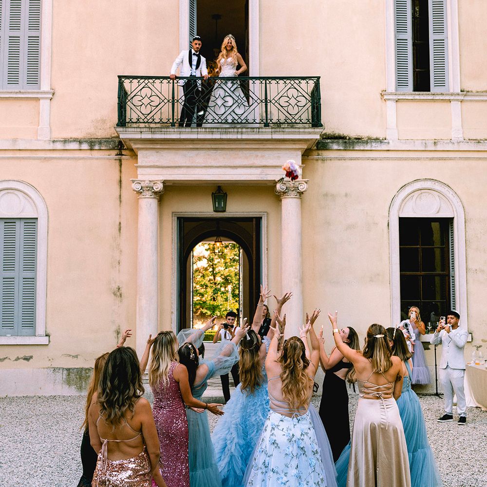 wedding-guests-catch-bouquet-toss