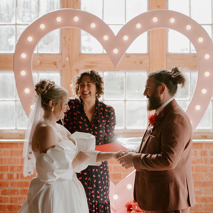 celebrant-wedding-ceremony-at-the-giraffe-shed