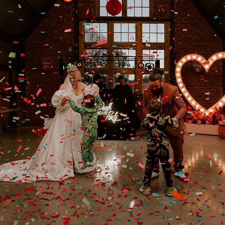 confetti-canons-during-first-dance-with-kids