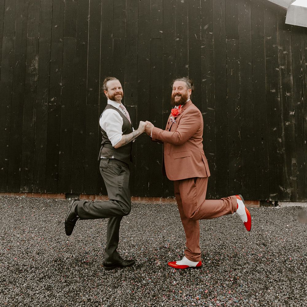 groom-and-best-man-funny-wedding-photo
