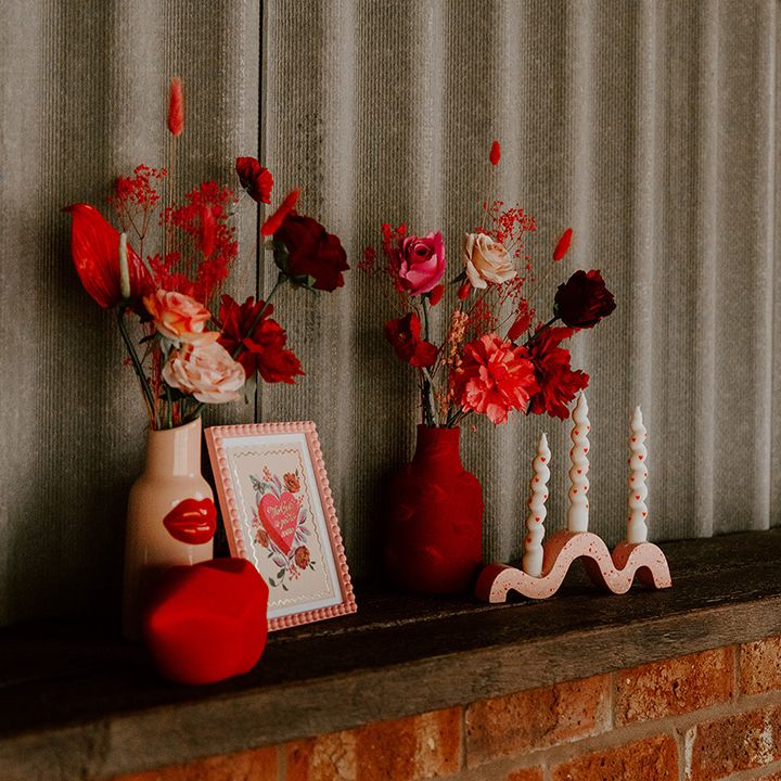 pink-flowers-and-vases-decor