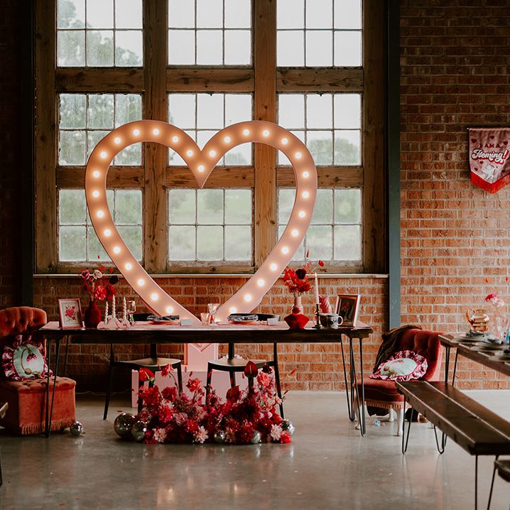 vegas-theme-wedding-at-the-giraffe-shed